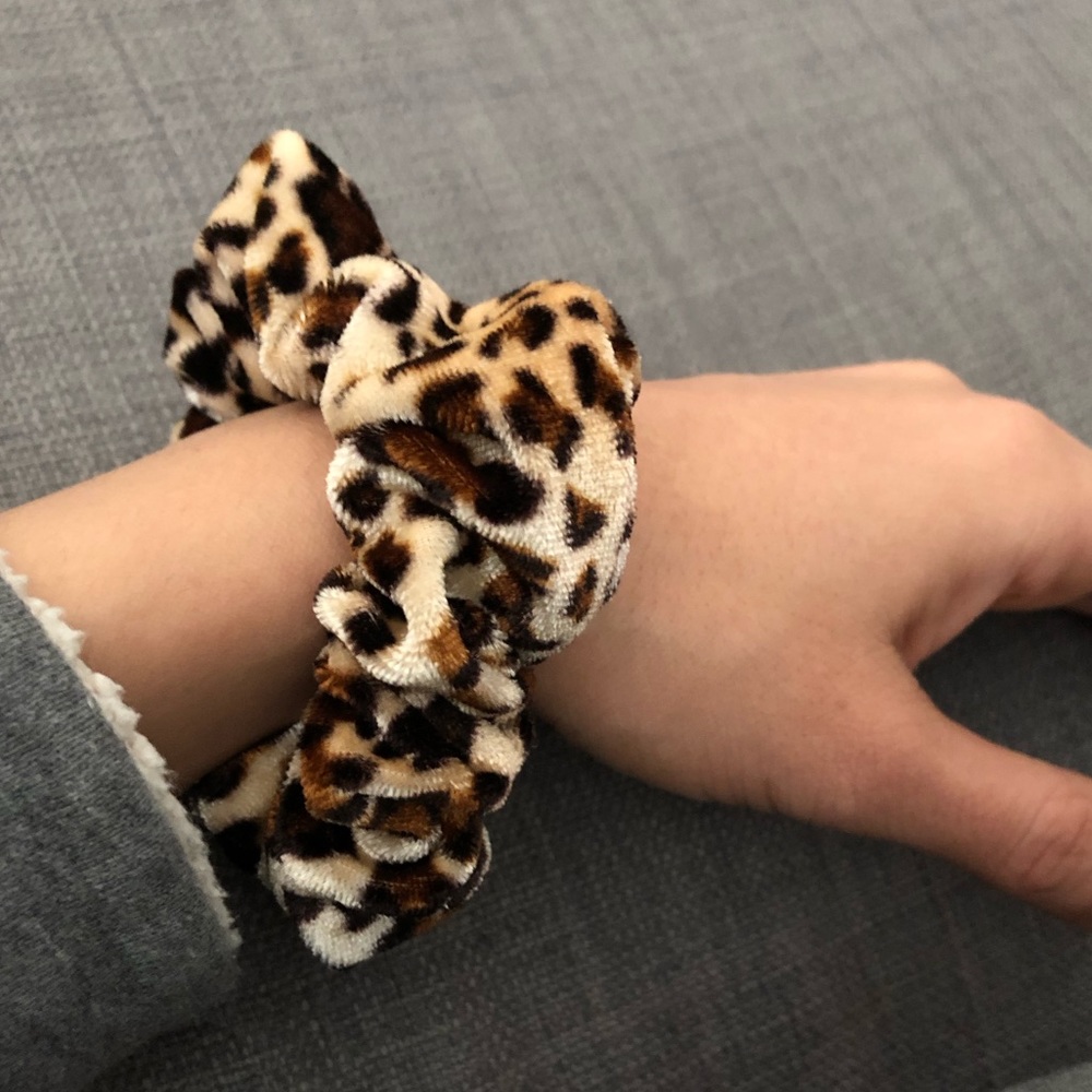 Leopard Velvet Hair Scrunchie Ponytail - Picture 6 of 6
